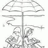 I bambini sotto un ombrello dal sole