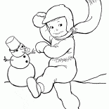 Ragazzo getta una palla di neve
