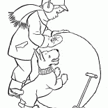 Ragazzo scolpisce pupazzo di neve