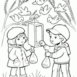 Bambini che alimentano gli uccelli