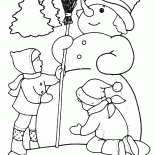 I bambini modellano il pupazzo di neve