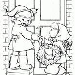 I bambini appendono una corona